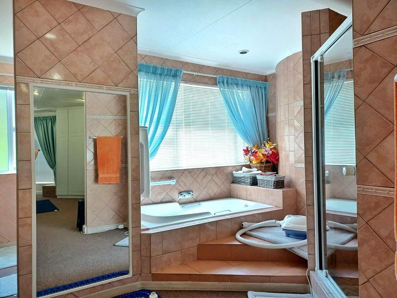 5 Bedroom Property for Sale in Outeniqua Strand Western Cape